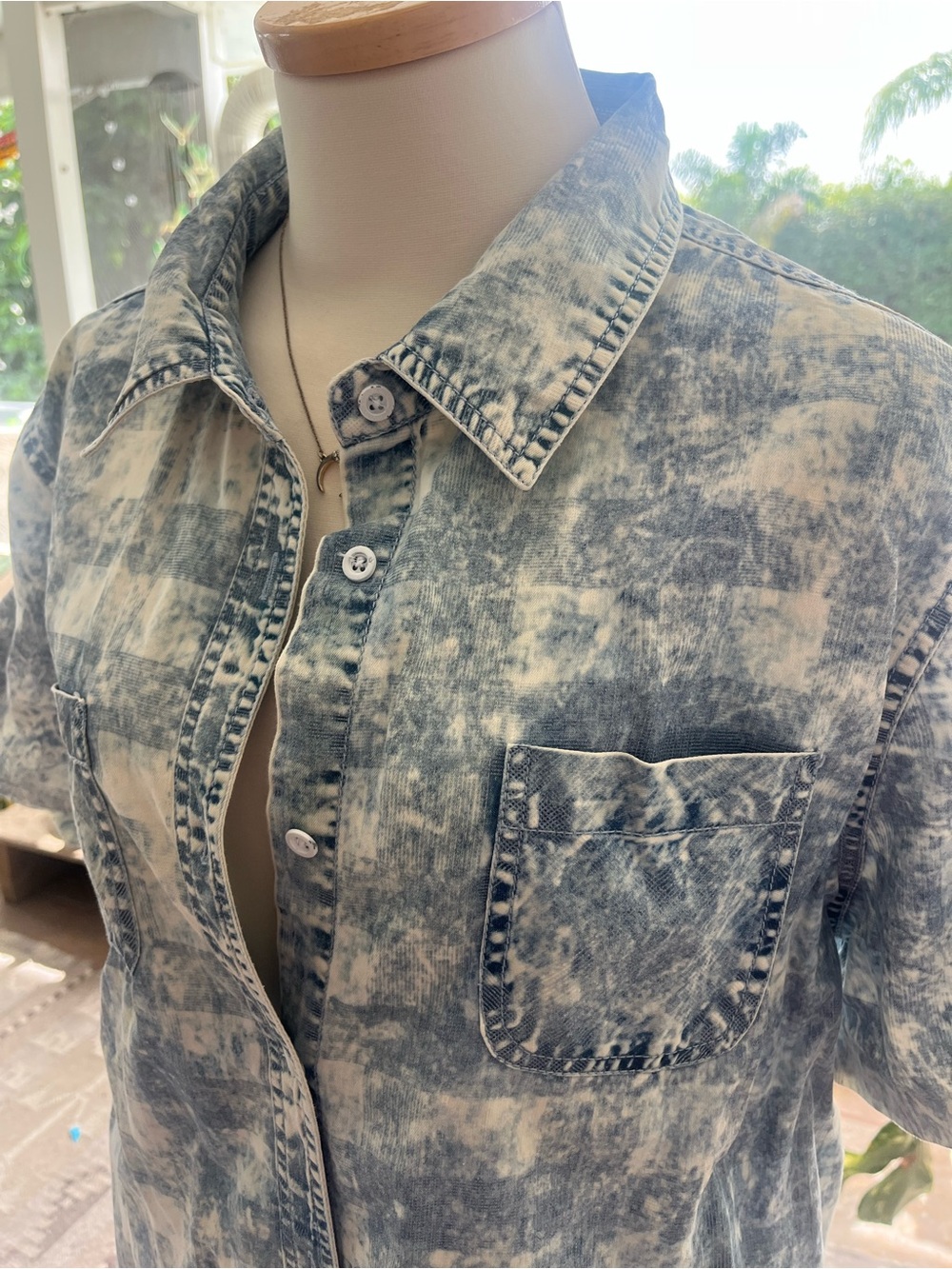 Reba Women’s XL Acid Wash Chambray Short Sleeve Western Shirt